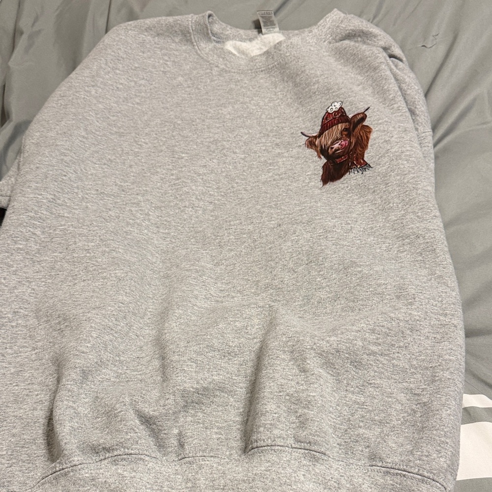Gray Crewneck Sweater with Highland Cow Embroidery size large